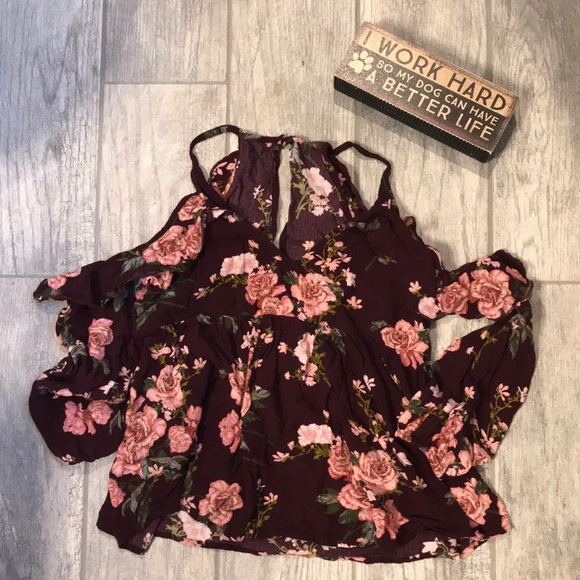 American Eagle Outfitters Tops - Cold shoulder floral top 💐